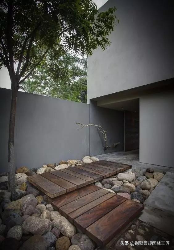 清灰色调的简奢别墅庭院设计，一面素实水泥墙，美了一个院子