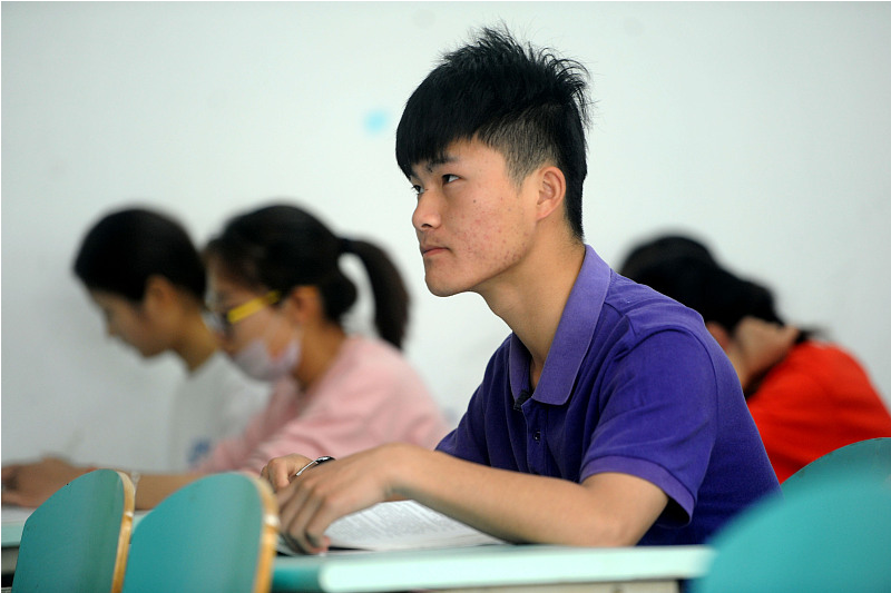 高校更换“高科技”新课桌，学生表示世界观被颠覆，网友羡慕不已