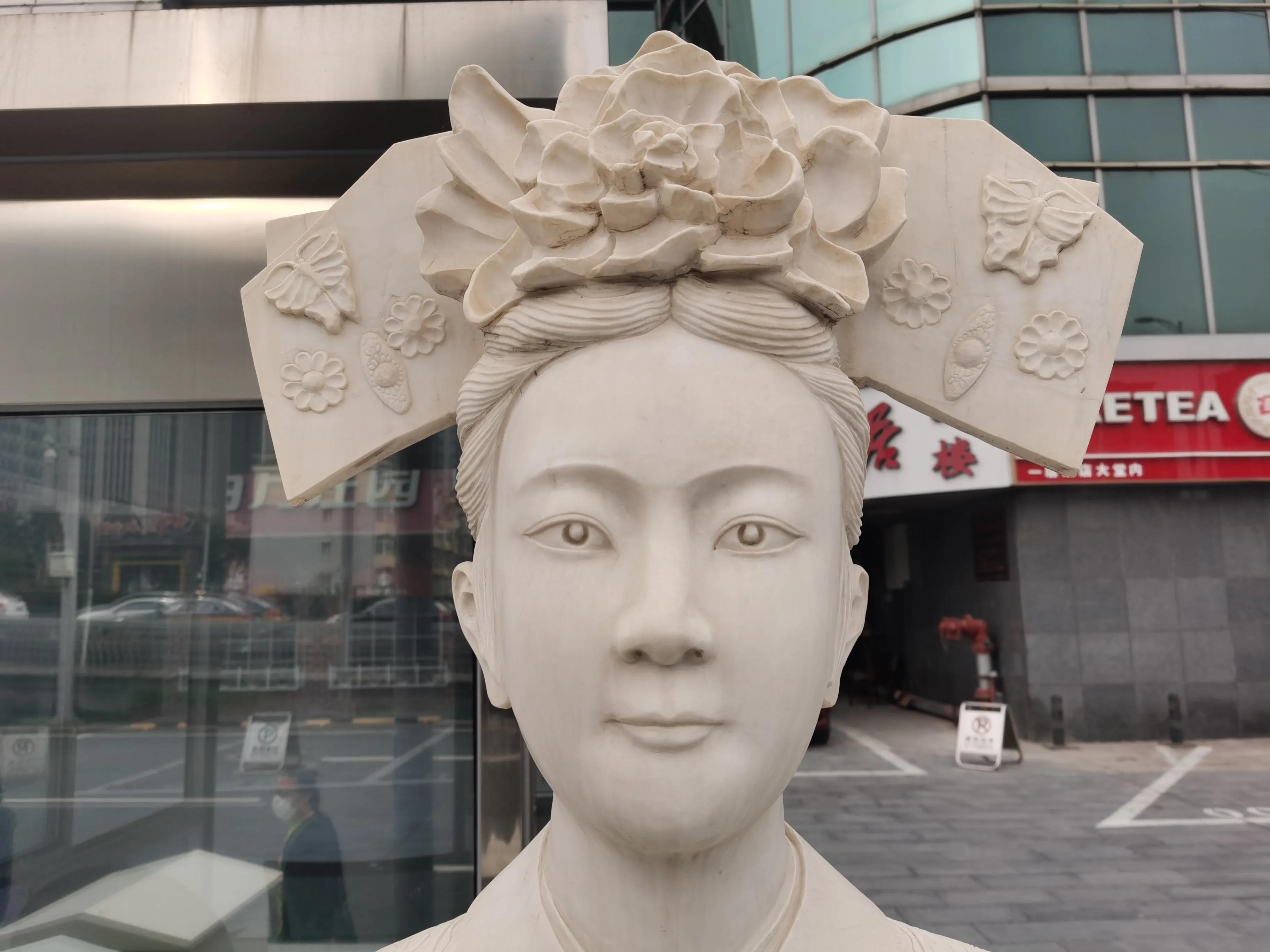 和硕公主雕像近景地铁公主坟站,也是一号线转十号线的转换站本文到此