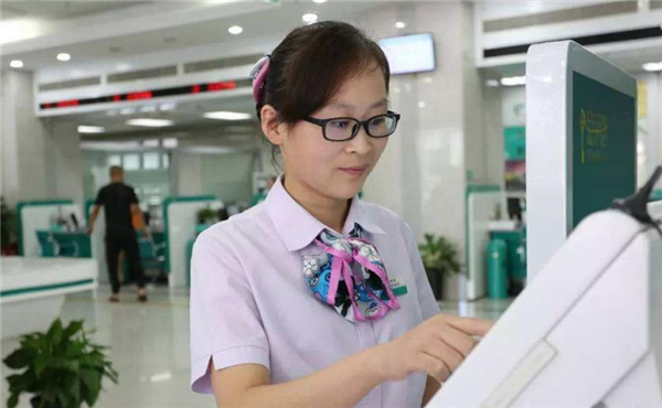 银行待遇最高七险一金，端着铁饭碗数钱，“不对口”专业也有机会