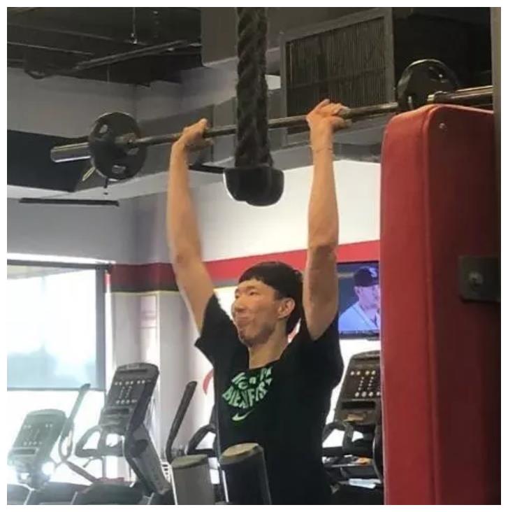 最后再来看几张周琦举杠铃的照片吧,人家训练那叫举杠铃,周琦这个只能