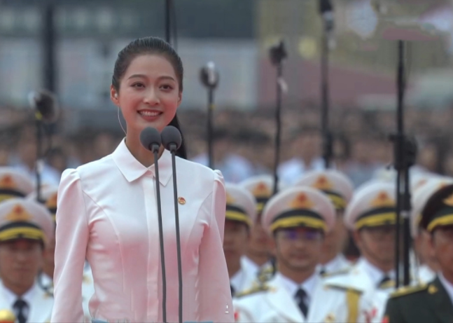中国传媒大学校花走红，被称为千里挑一的领诵员，家庭背景曝光