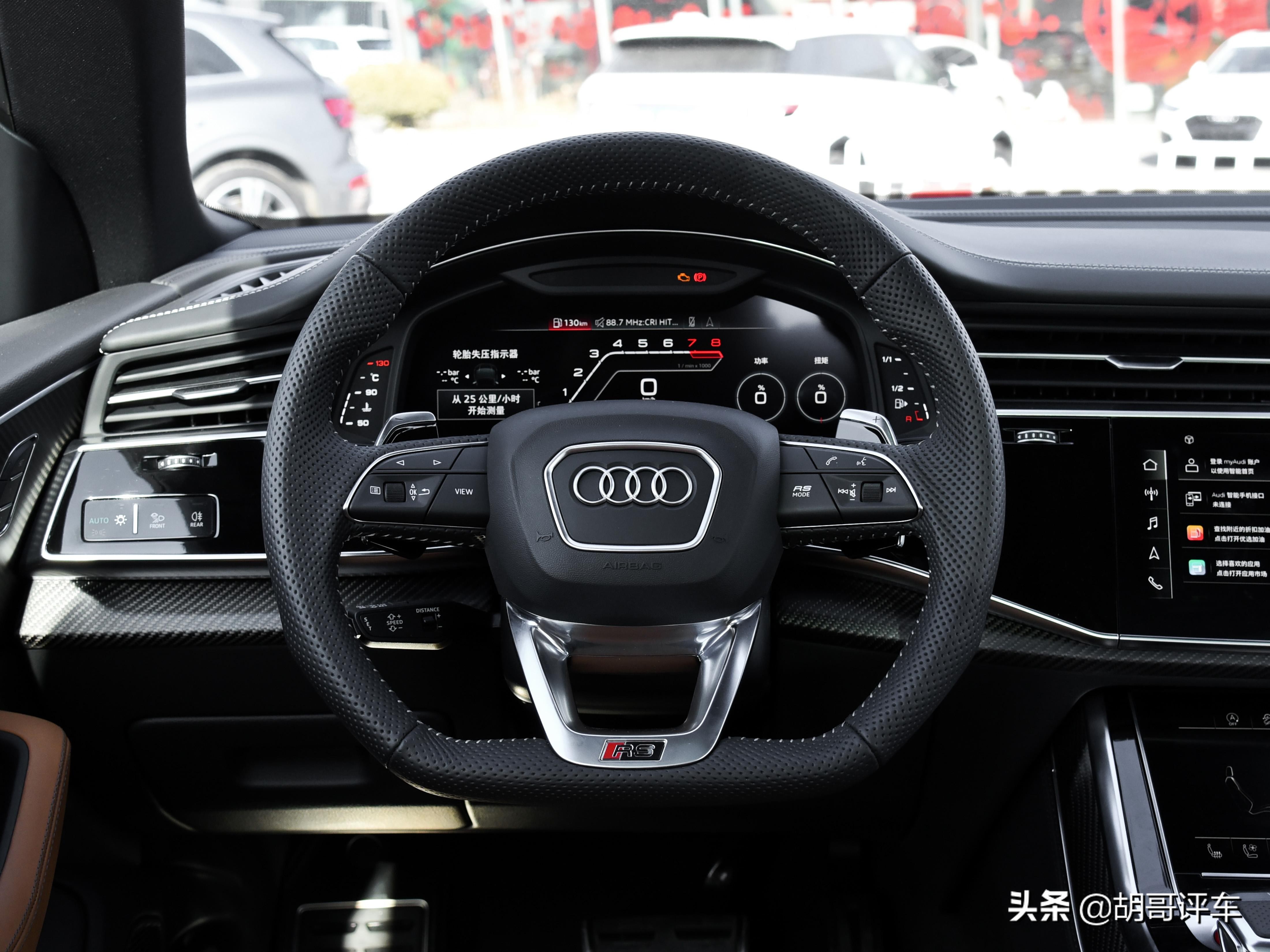 进口的V8大排量SUV，价格将近200万，实拍奥迪RS Q8