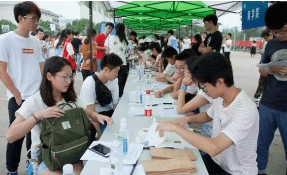 大一新生刚开学，有必要带电脑吗？辅导员给出的建议很中肯