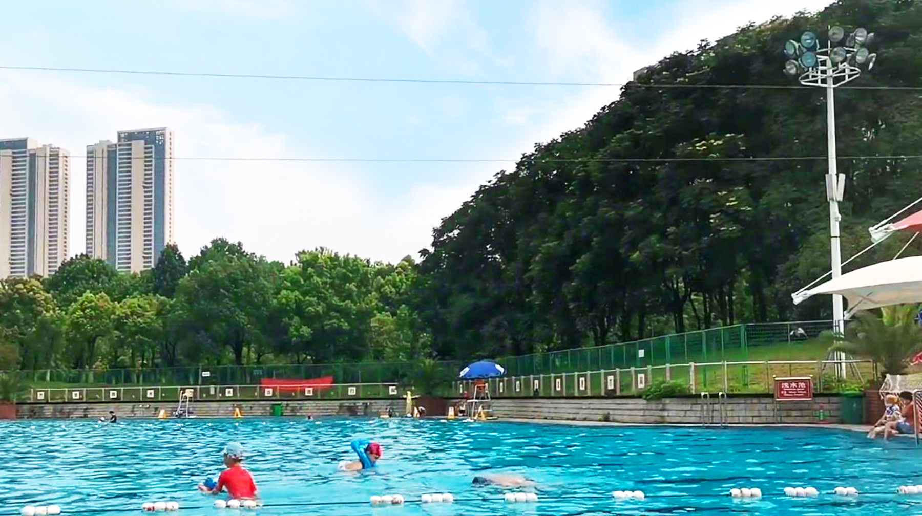 水里电竞馆(武汉城区有座引汉江水建造的游泳池，位于公园里，学生玩水好地方)