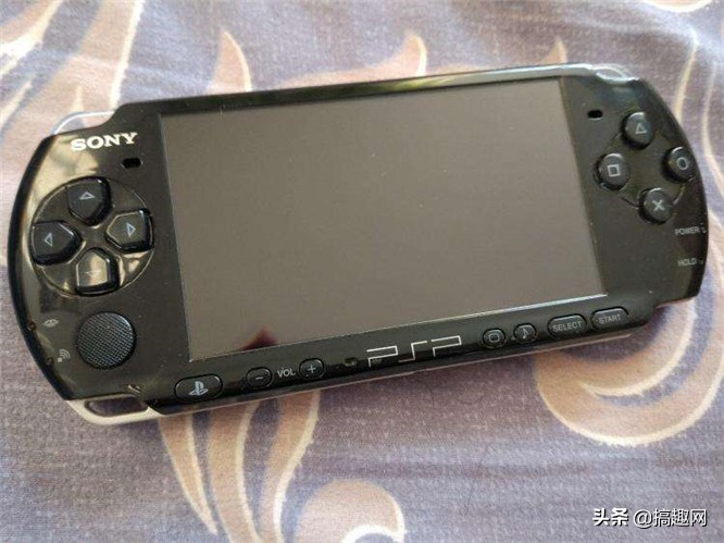 psp3000足球哪个好玩(PSP游戏回顾：这款游戏名气不如《战神》，但是制作却更精良！)