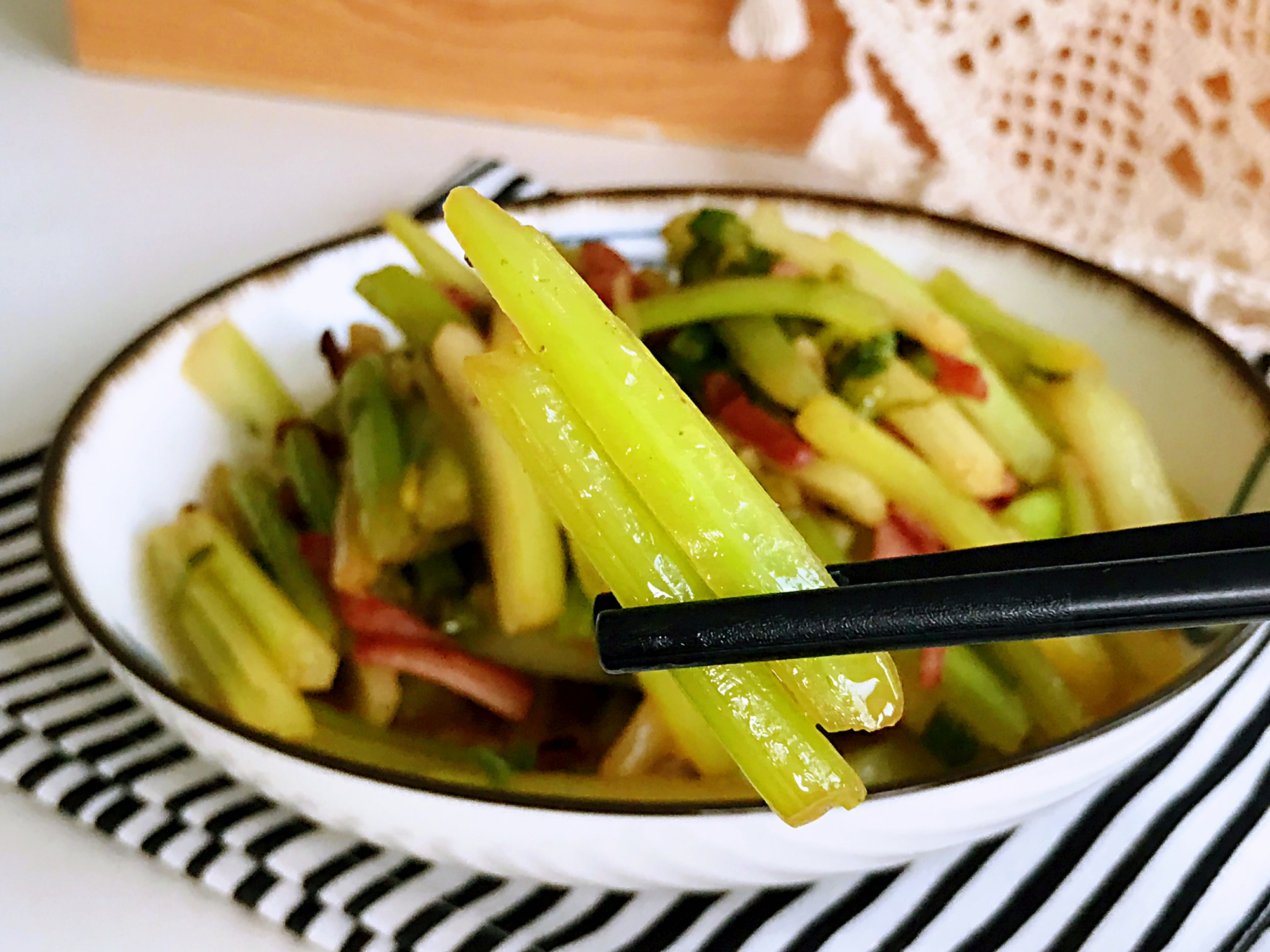 图片[2]-【开胃芹菜】做法步骤图 鲜嫩又低脂 人人吃得起-起舞食谱网