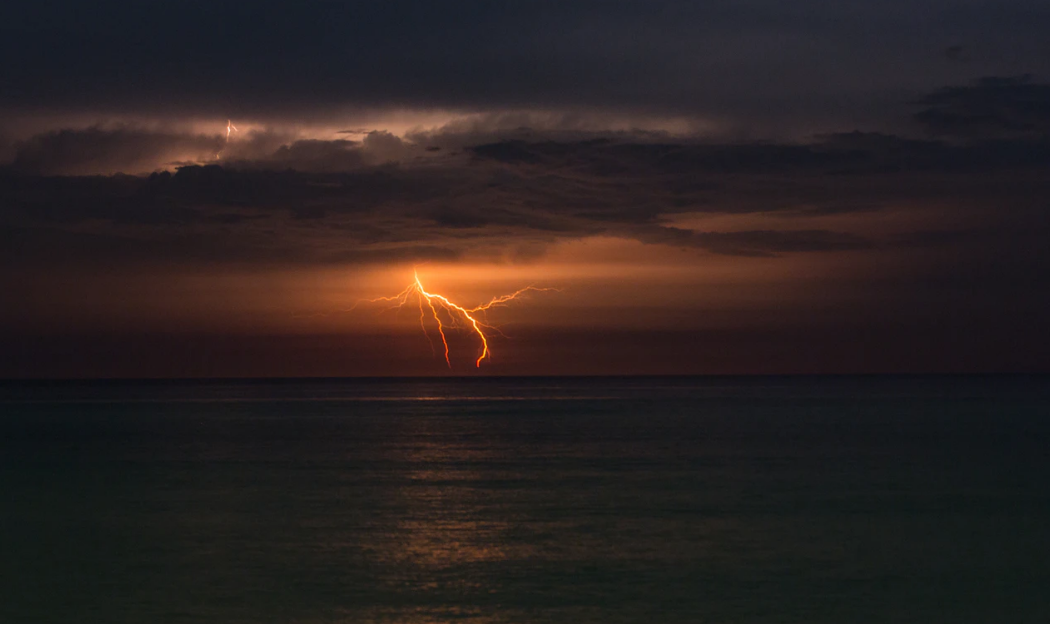 thunder是雷电,steal thunder难道是指"偷电"?别翻译错了