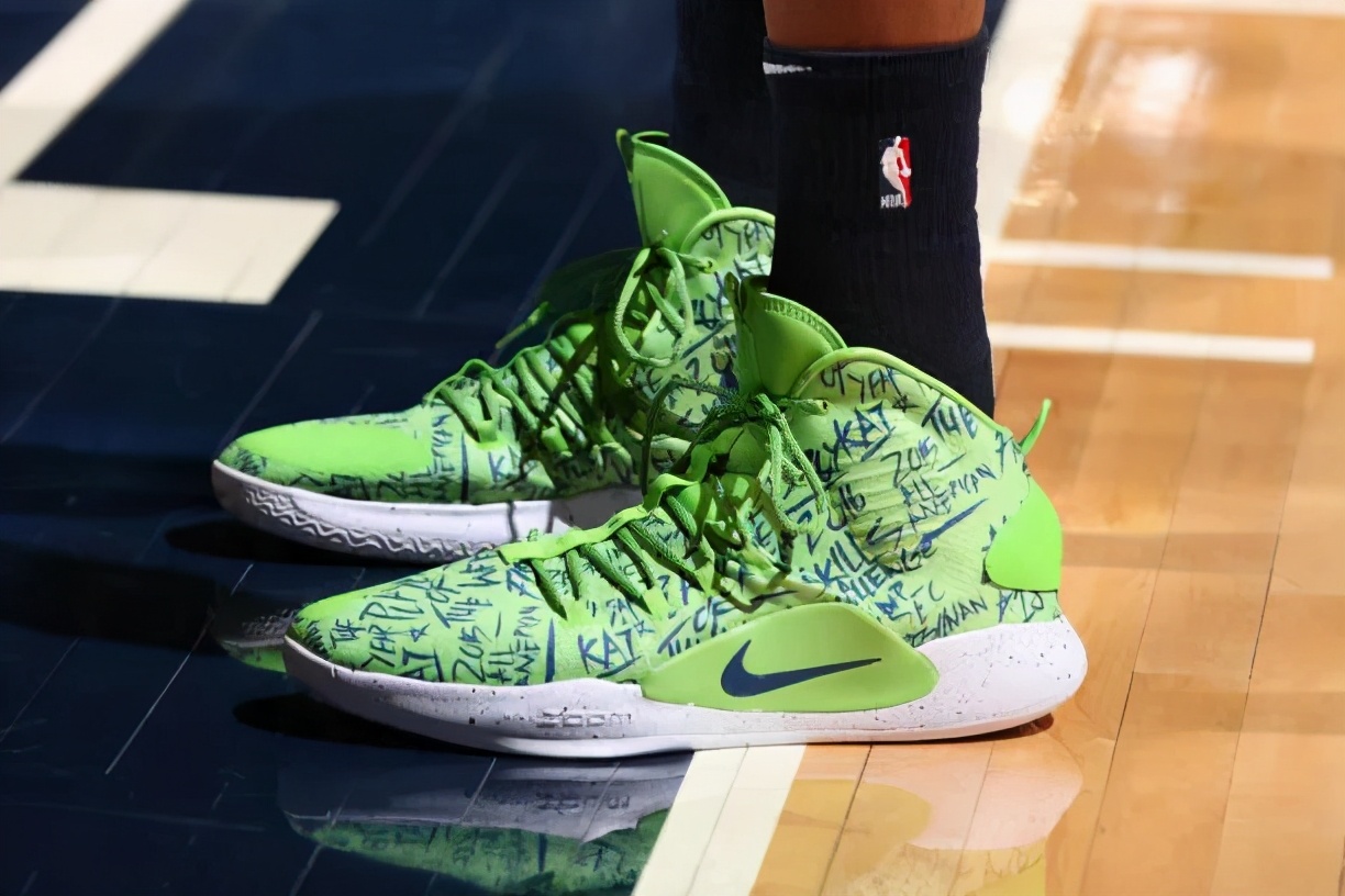 nba球员上脚aj35(NBA球员上脚：塔克穿AJ35北卡蓝，NBA全明星球衣来了)