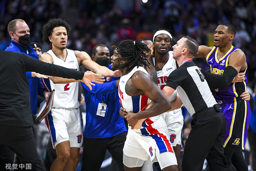 nba哪些人盖帽过浓眉哥（詹姆斯肘击斯图尔特，后者赛后缝5针，浓眉：都知道詹姆斯不脏）