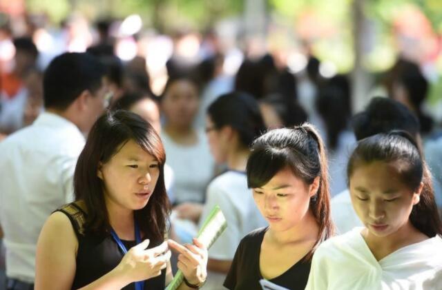 大学生逐渐“白菜化”，上千万岗位缺口无人填，二本生毕业即失业