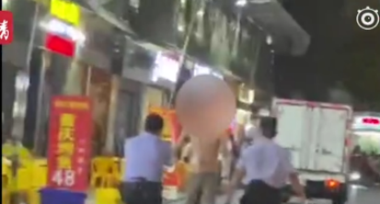 男子伤人后拒捕袭警被击毙【三分钟法治新闻全知道】