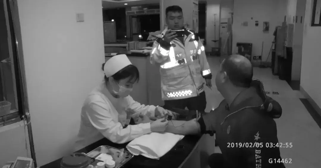 年轻小伙除夕夜聚完会，却被人暴打，一言不合送朋友去坐牢