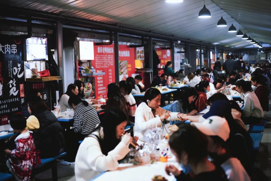 南京高校后街Battle战，一街更比一街香