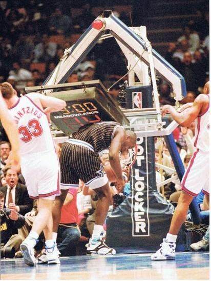 为什么nba的篮板扣不碎（扣碎篮板的8大瞬间：乔丹单臂把篮板扣粉碎，易建联也扣碎过）-趣拿体育