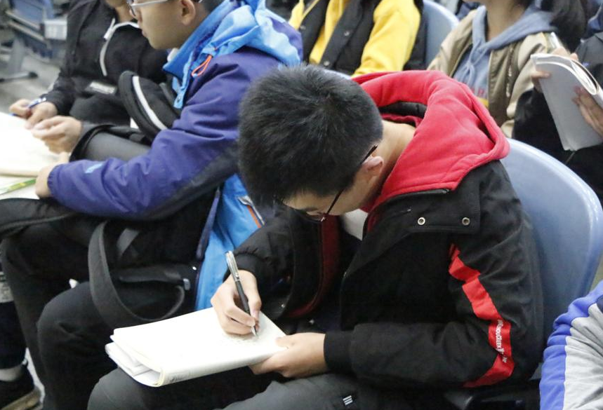 中国“百强高中”名单，衡中被超越，前五名一本最低录取率92.6%