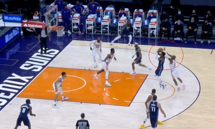 爆笑nba篮球视频(搞笑！NBA罕见一幕：球在篮筐上转5圈，球员在下面急得直跺脚)