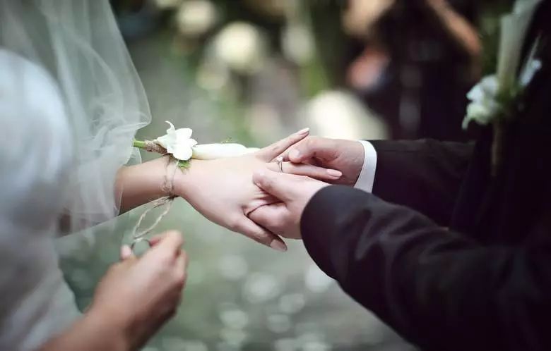 求婚戒指订婚戒指结婚戒指是同一个吗（求婚戒指跟结婚戒指是一个吗）