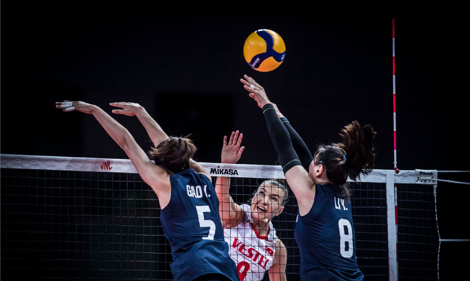 中国女排0-3惨败巴西队(中国女排0-3惨败!