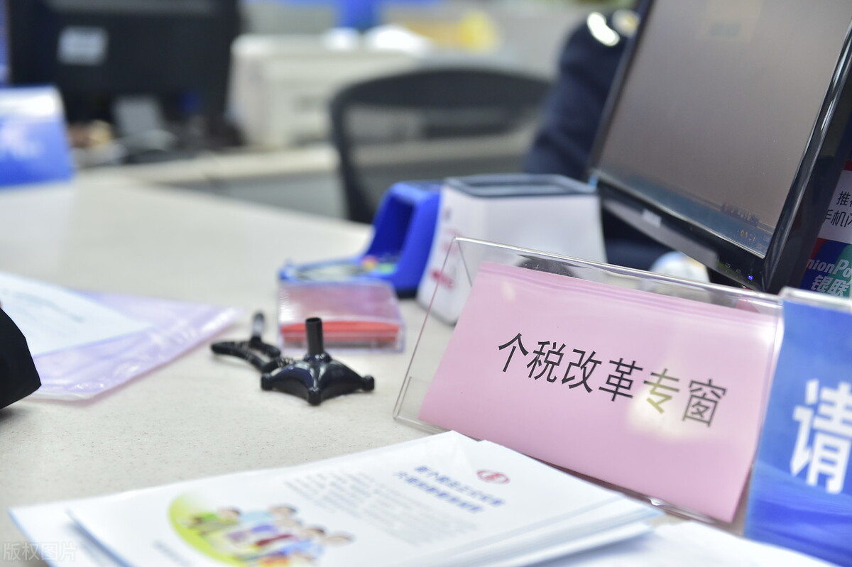 单位中午统一为员工购买工作餐费用，应进什么科目？