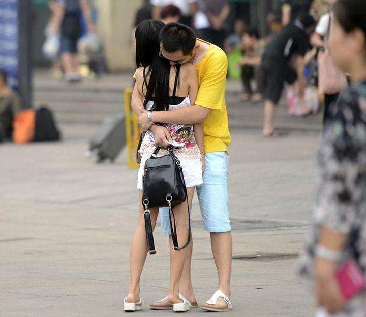 大学谈恋爱利弊：积累经验很重要？但不少前辈为何反对？教训太多