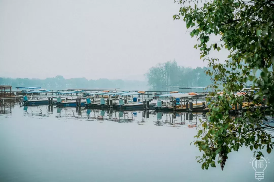 花30元在西湖边的茶馆喝个湖景下午茶，坐上一整天