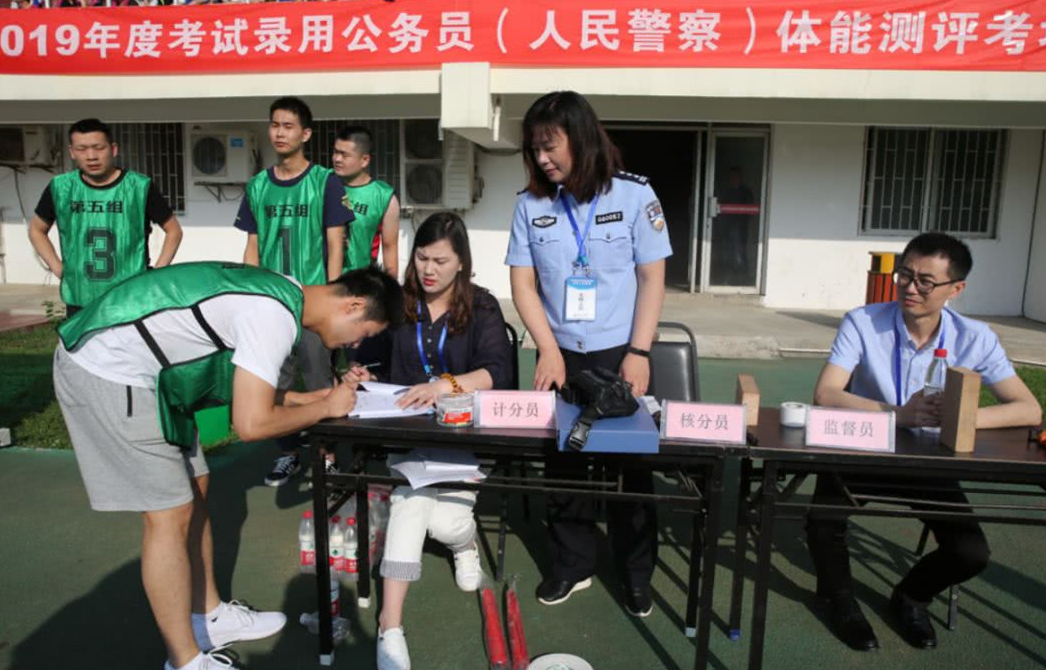 大学毕业想考公务员，备齐“三大证书”，成功上岸几率高