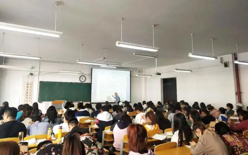 来荣成读大学：在蓝天碧海间绽放最美青春