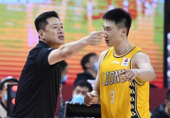 cba青岛李京龙(三分6中5！李京龙在父亲注视下证明自己 他没有辜负郭士强信任)