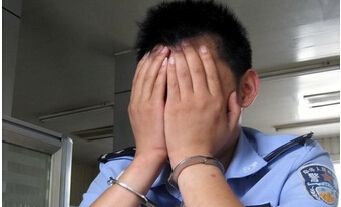 男子乔装成警察进行卖淫，要求免费服务，但“小姐”后来发现了奇怪的事情，并报警了。