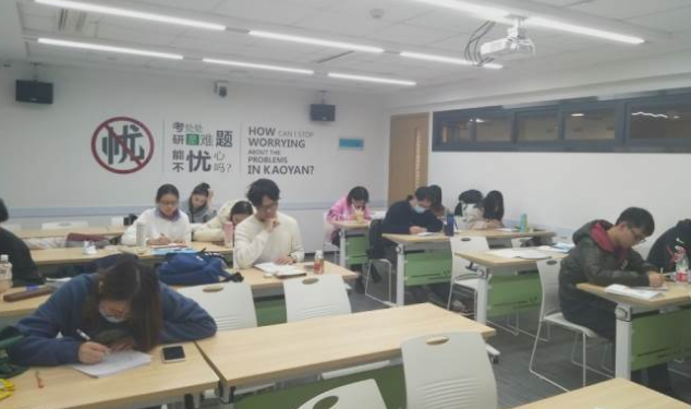 华中师大研究生火了，所学专业太“坑人”，毕业无奈摆摊卖鸡爪