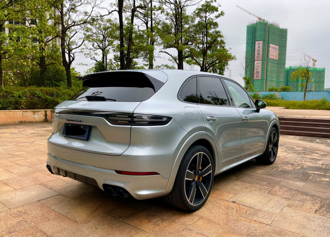 323万落地的保时捷卡宴turbo长啥样？全身名牌，选配75万