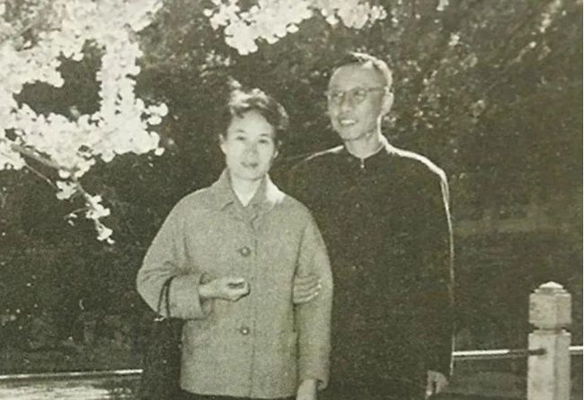 1995年，李淑贤将丈夫溥仪的骨灰移出八宝山，让他与别的女人合葬