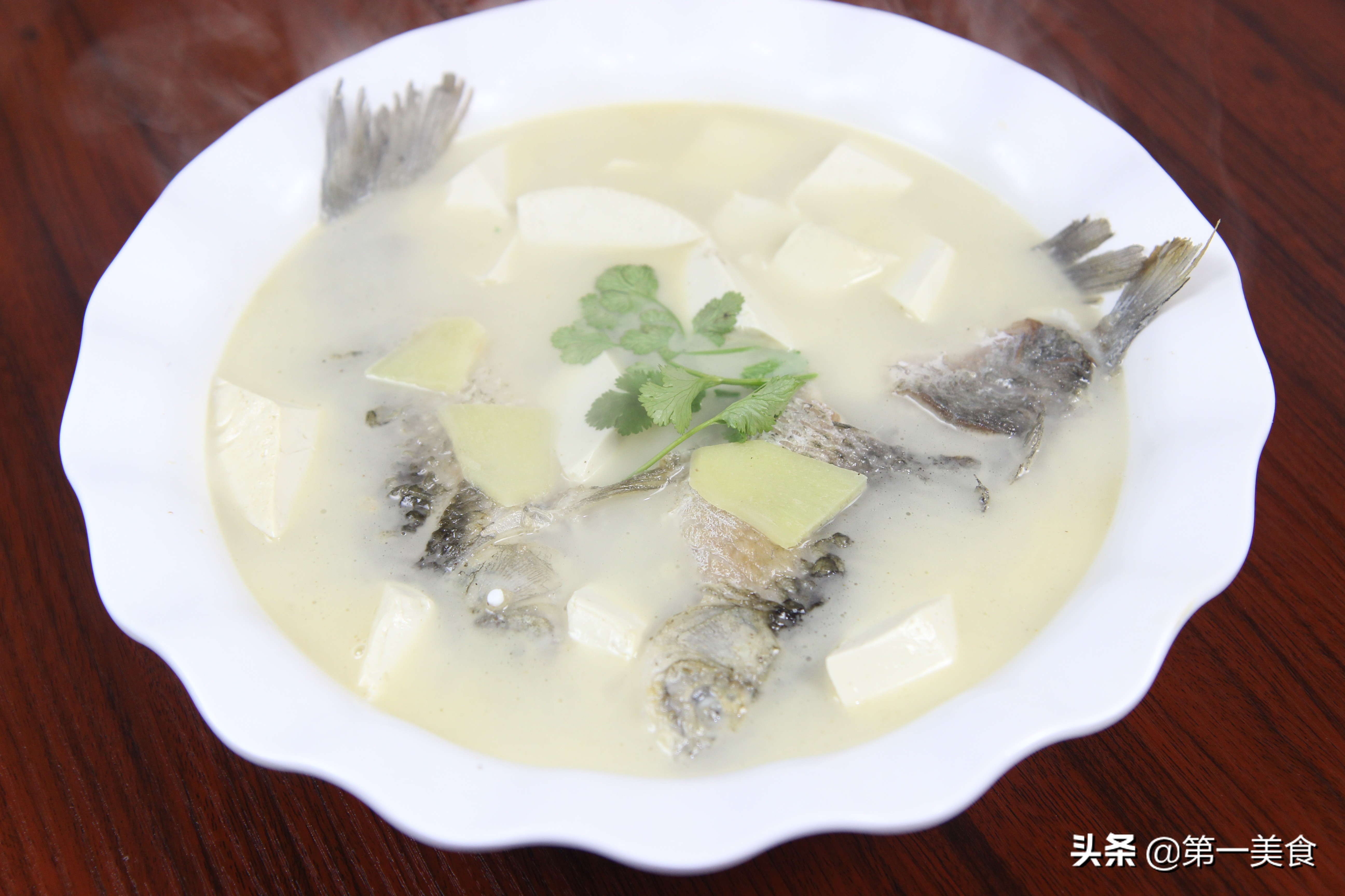 鲑鱼豆腐汤图片