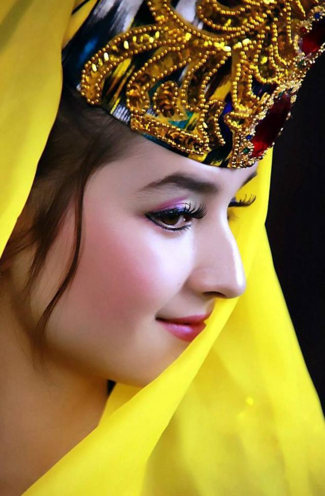 维吾尔族美女维吾尔族美女新疆作为维吾尔自治区,自然少不了美丽爽朗