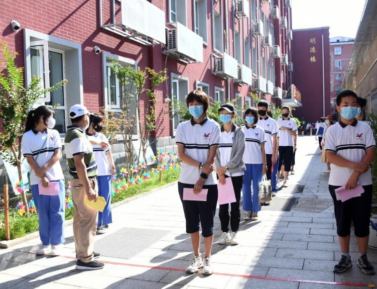 男生身高在这个时期就定型，学生低于平均身高，就算进入矮子阵营