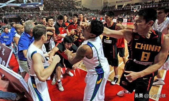 男篮亚运会2010年男篮亚运会(揭秘中国男篮当年与巴西群殴事件：爆发点并非邓华德，而是此后卫)
