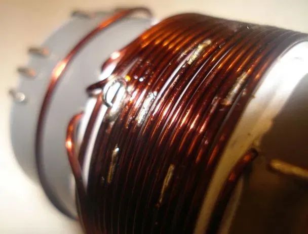 如何用8个零件制作一台40/30米段QRP应急无线电发射器