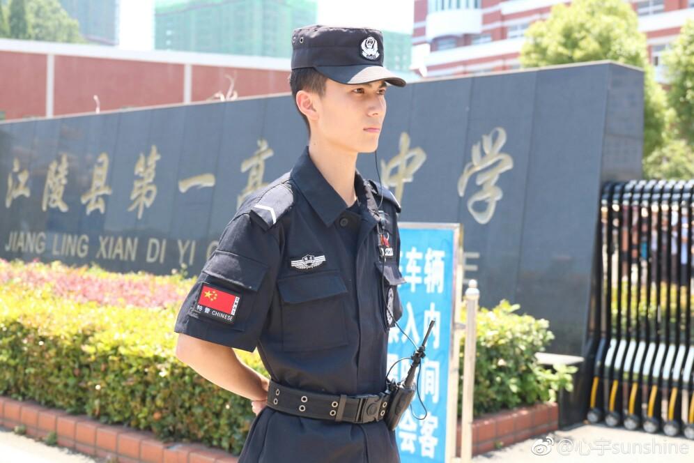 高考奇葩学子享“无上荣誉”，因太紧张被抬走两遭，立下“壮举”