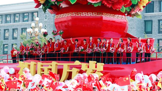 女排世界杯出场仪式(为祖国庆生！中国女排送祝福，朱婷领衔，惠若琪和张常宁出镜)