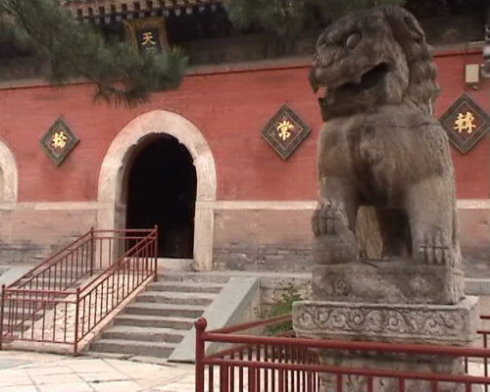 是五大禅处之一：显通寺始建于东汉明帝永平十一年
