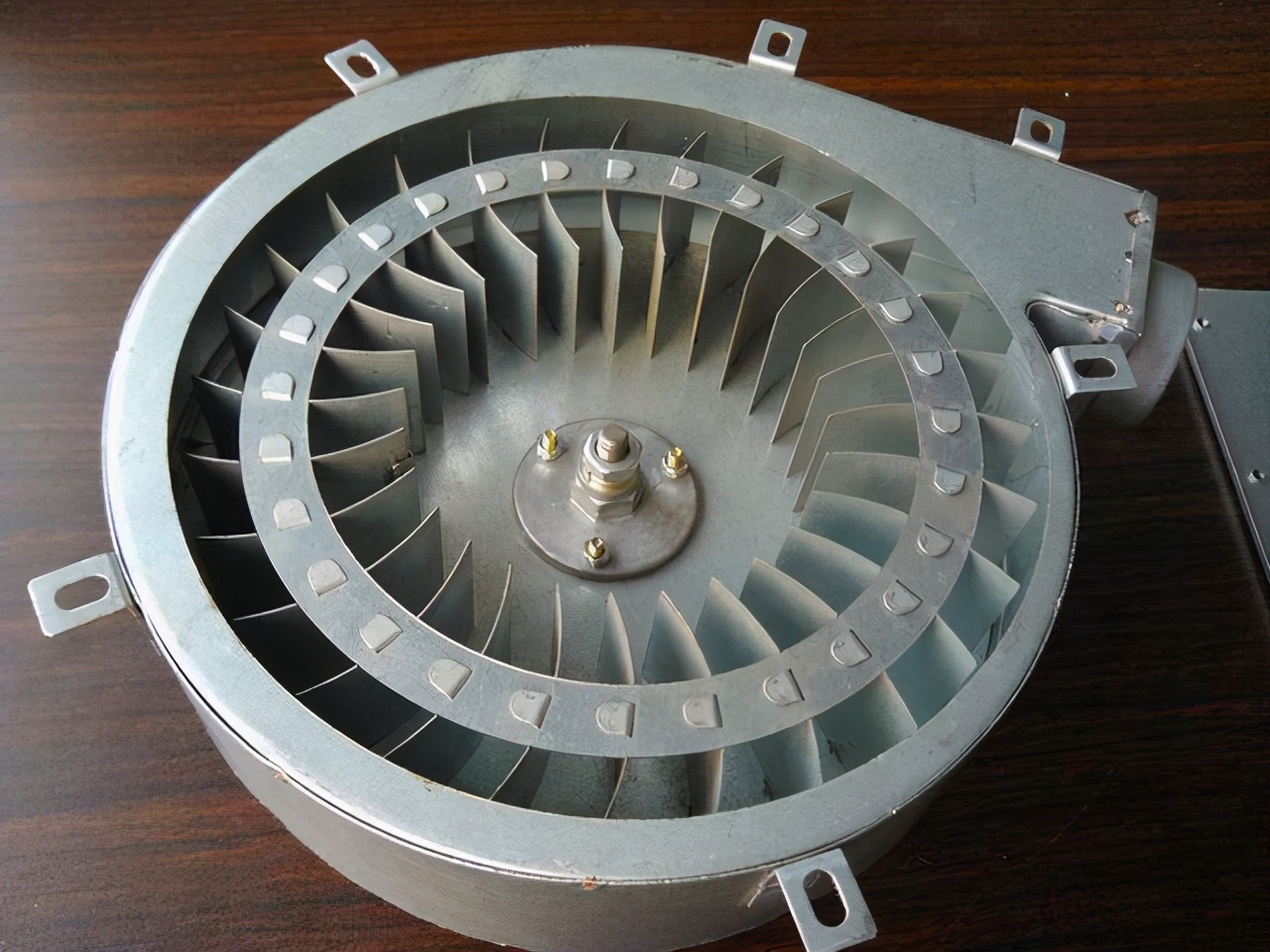 燃气热水器忽冷忽热是怎么回事？水压不稳是关键，设备故障也可能