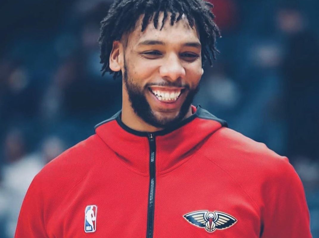 全民三分的时代,他的进攻区域还贾张叹嵩谌肭,出了罚球线就几乎