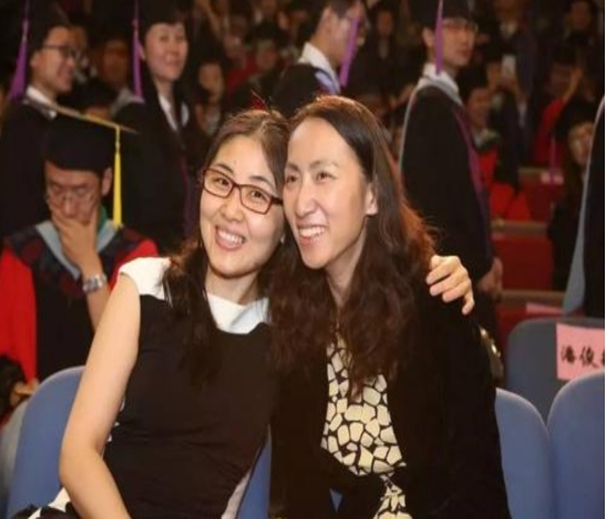 中国好闺蜜：一个42岁未婚，成为顶尖科学家，一个帮世界首富花钱