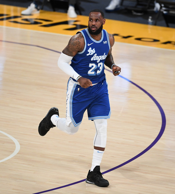 nba为什么总改规则(NBA为什么要改变比赛规则跟吹判尺度？大众娱乐还是为扩展球迷？)