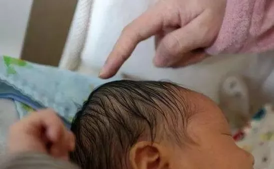 聘请月薪8000元的金牌月嫂,仅仅三天就把孩子摔成重伤