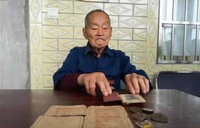 老兵去登记信息，被人质疑不是兵，拿出三枚特等功臣勋章吓到众人