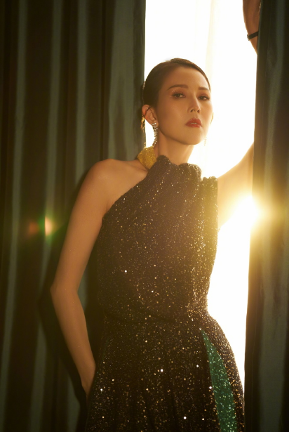 张晋夫妇现身机场，蔡少芬手受伤坚持给粉丝签名，还自侃手丑好逗