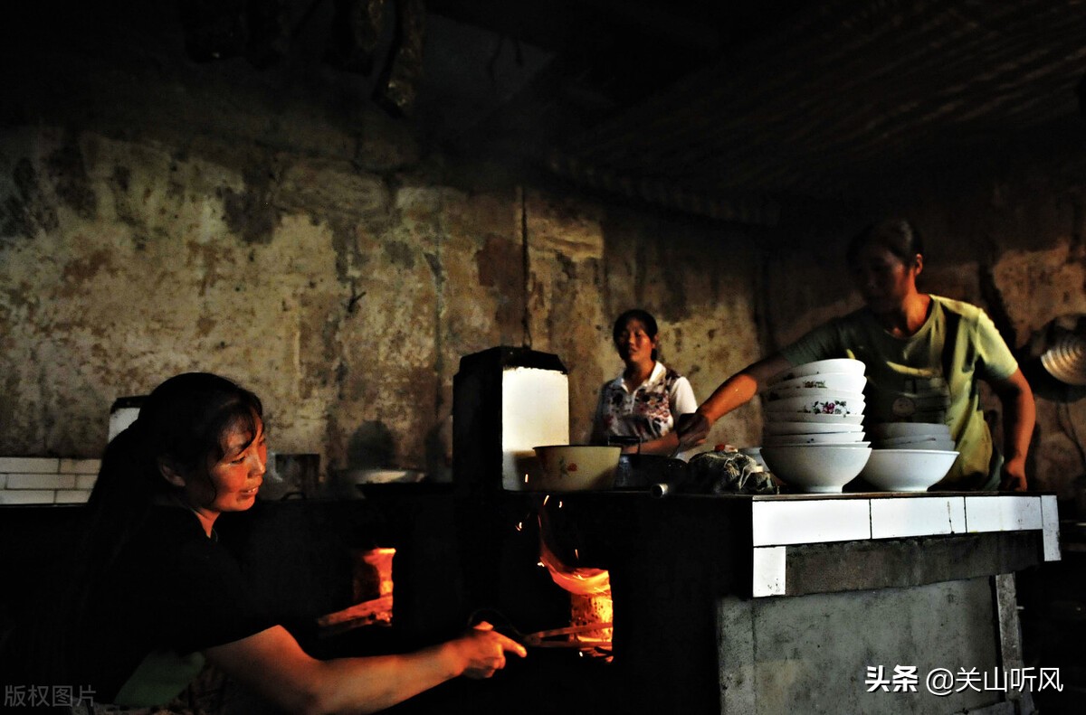 农村分家时，老话说“哥东弟西，老三出去”，过去兄弟怎么分房？