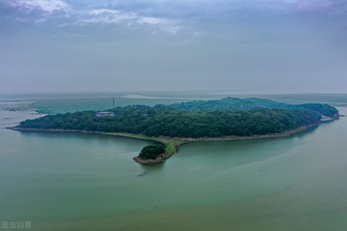 洞庭湖遥望洞庭山水翠,白银盘里一青螺.